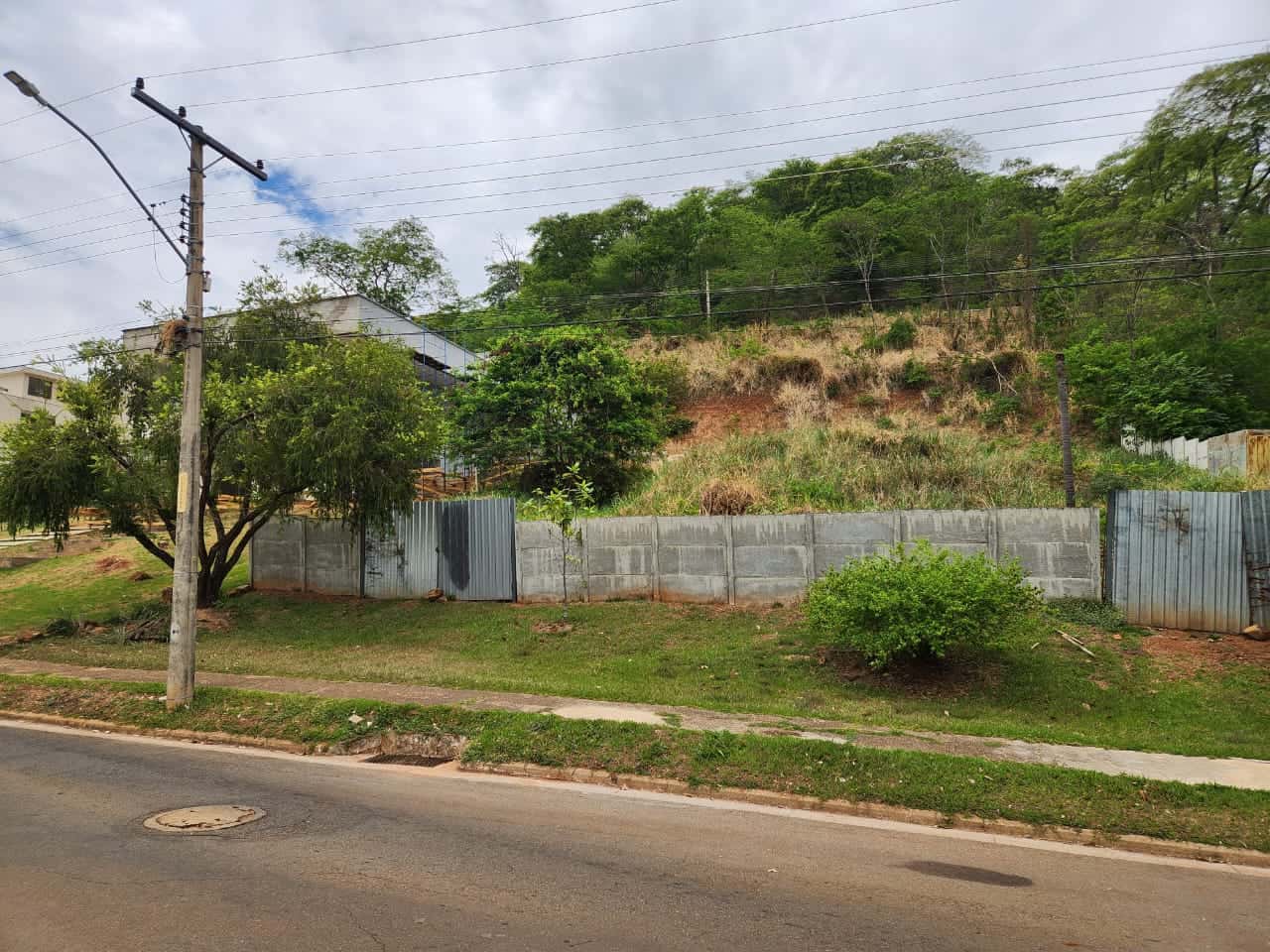 Lote Aldeia do Vale, 1622 m2 de frente a feirinha, localização fantástica.