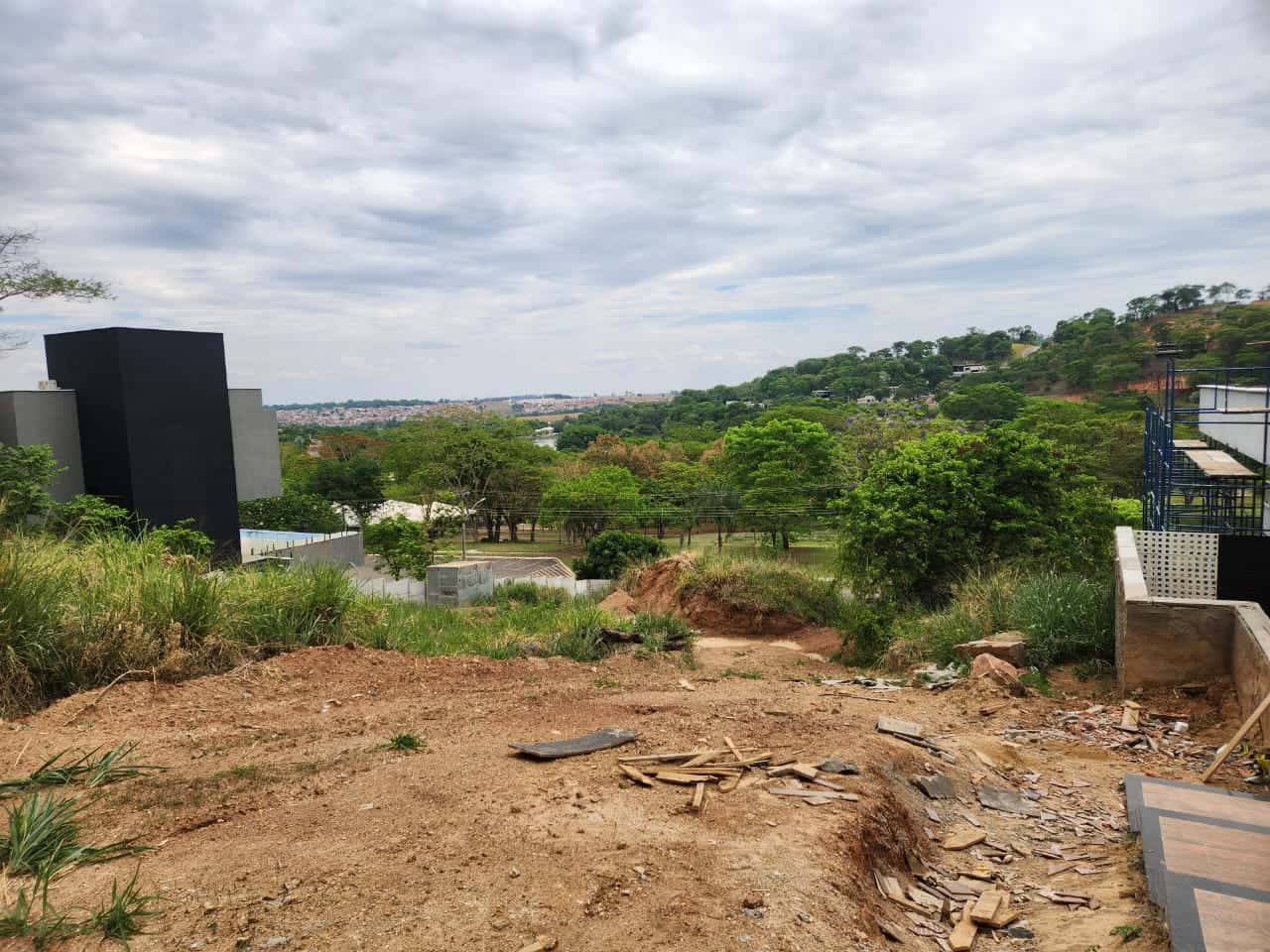 Lote Aldeia do Vale, 1622 m2 de frente a feirinha, localização fantástica.