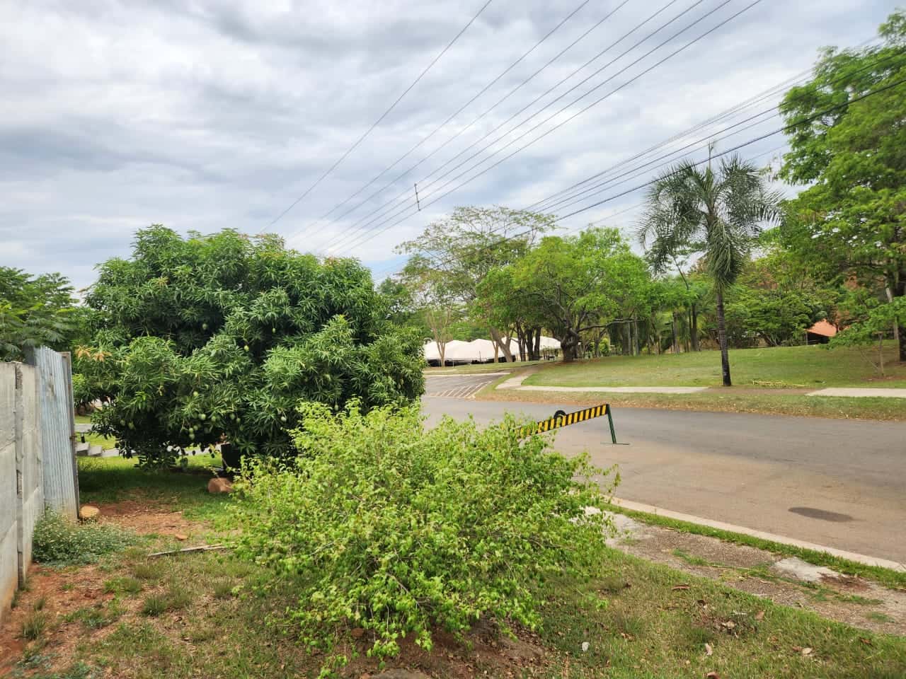 Lote Aldeia do Vale, 1622 m2 de frente a feirinha, localização fantástica.
