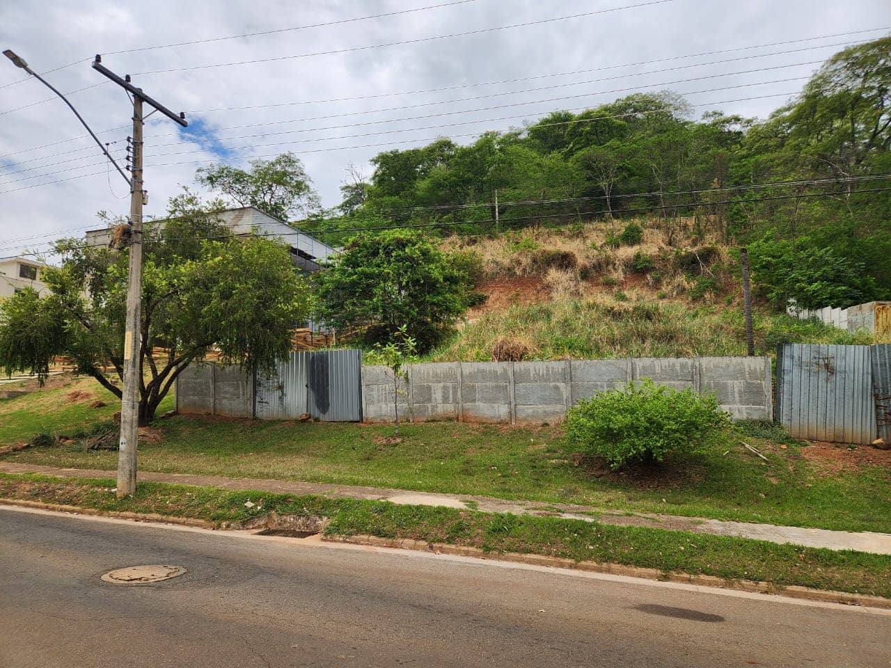 Lote Aldeia do Vale, 1622 m2 de frente a feirinha, localização fantástica.