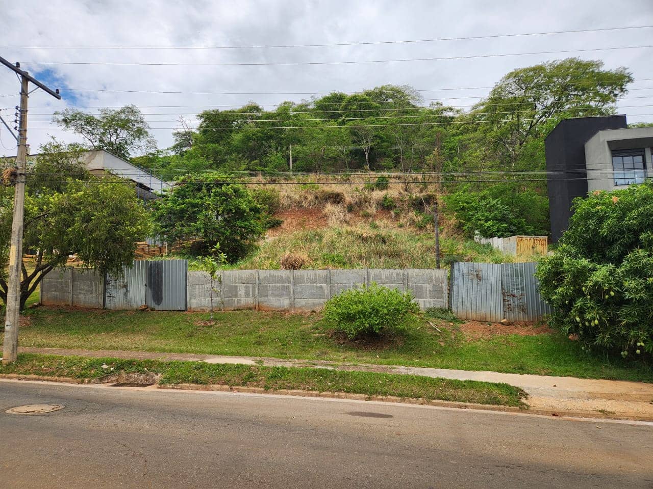 Lote Aldeia do Vale, 1622 m2 de frente a feirinha, localização fantástica.