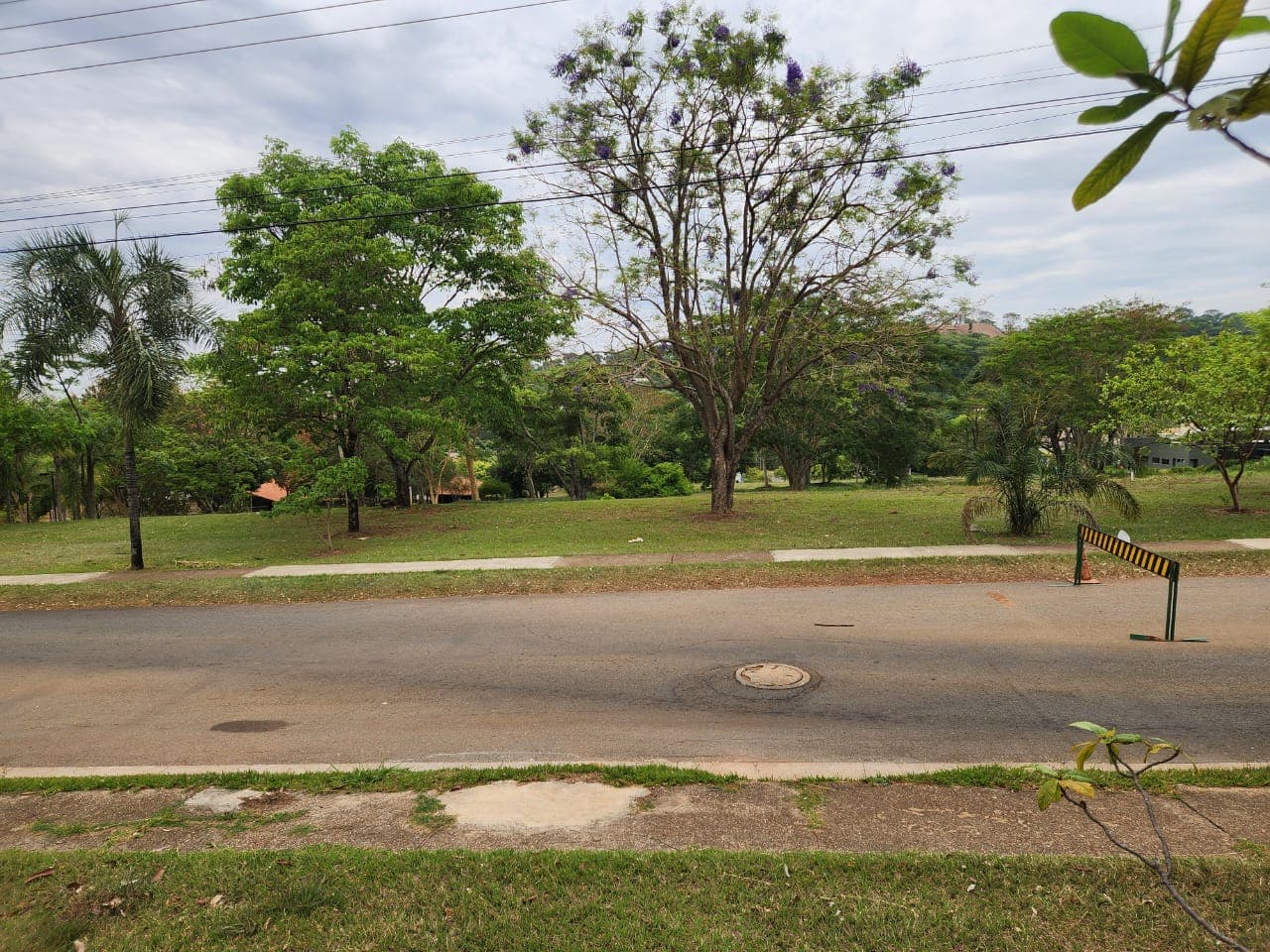 Lote Aldeia do Vale, 1622 m2 de frente a feirinha, localização fantástica.
