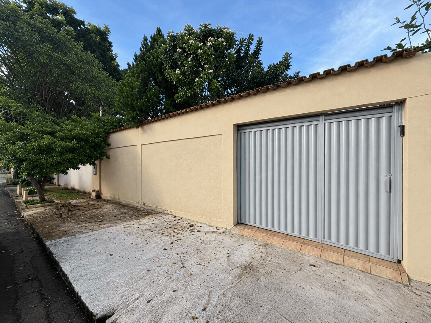 CASA TÉRREA - 3 QUARTOS (1 SUÍTE) - ÁREA 180m² - VILA MORAIS - GOIÂNIA/GO