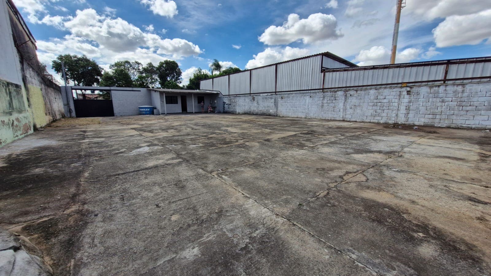 IMÓVEL COMERCIAL 480M², AVENIDA LIBERDADE – GARAVELO