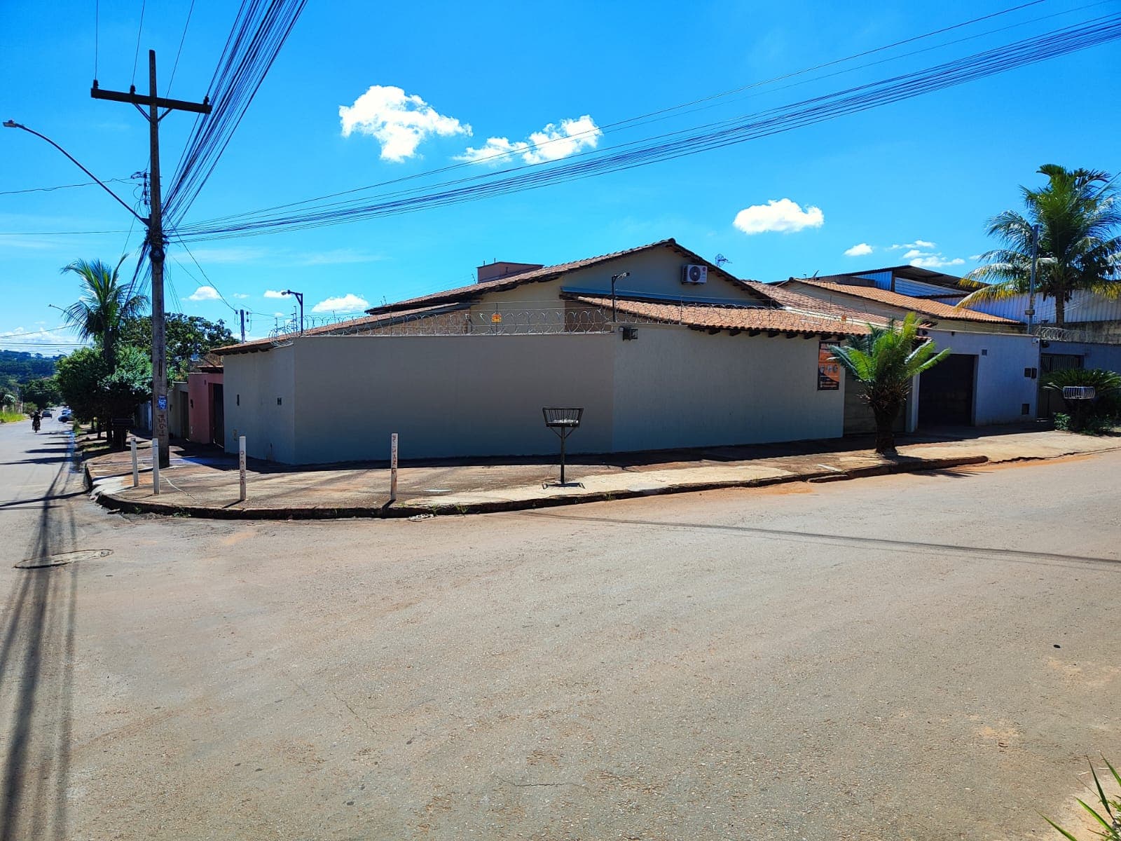 Casa de Esquina Reformada | 3 Quartos com Suíte | 180m² Construídos | Setor Santos Dumont | R$ 499 Mil