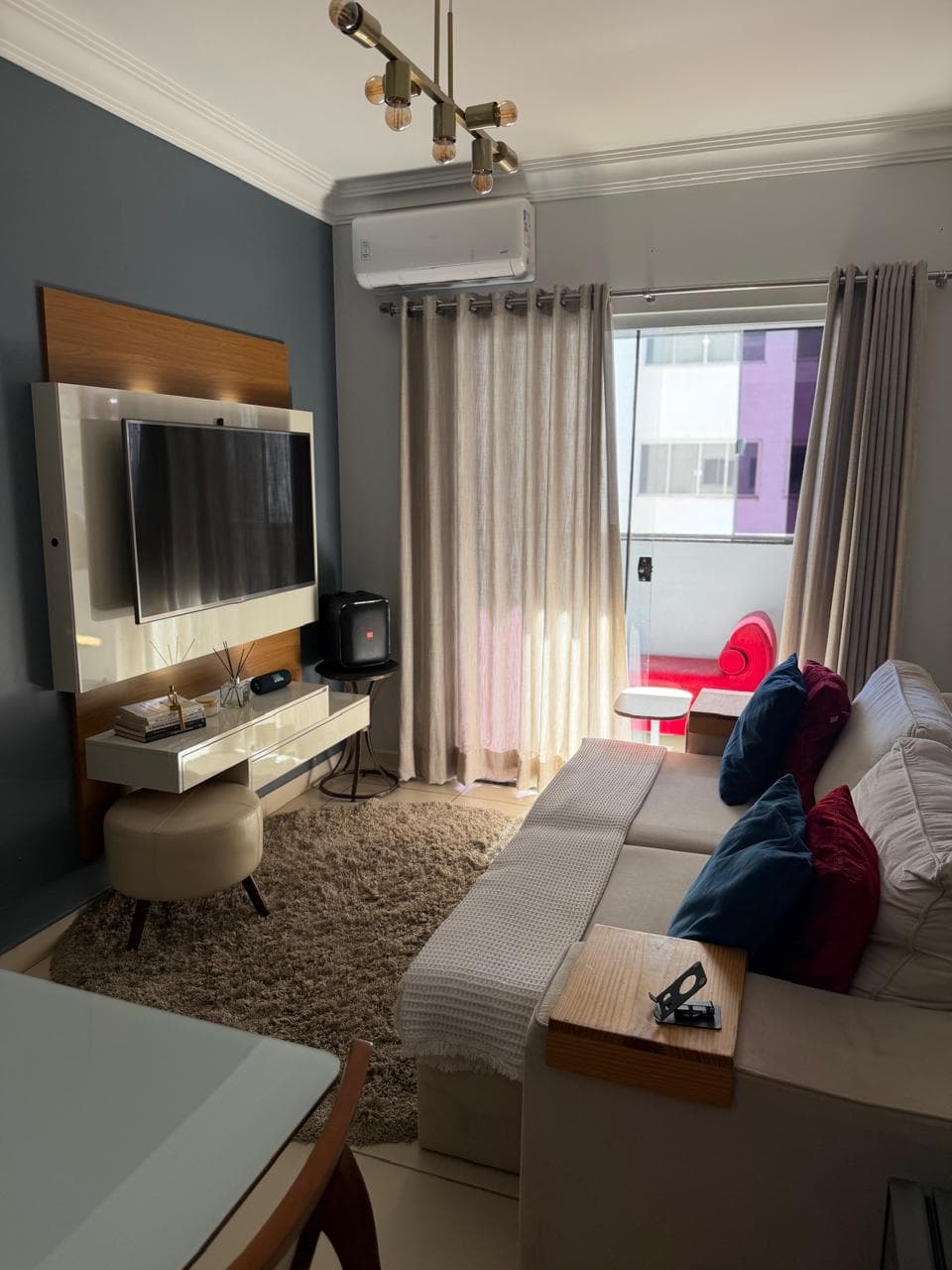 Apartamento 2/4 sendo uma suíte.