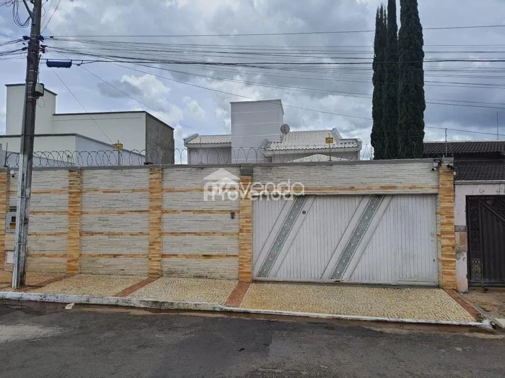 CASA 03 QUARTOS SENDO 02 SUÍTES NO RESIDENCIAL FLAMINGO, GOIÂNIA-GO