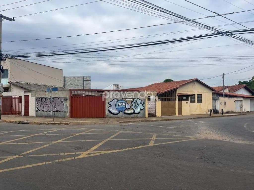 TERRENO COM 560M² - ÁREA EDIFICADA DE 183M² - SETOR COIMBRA - GOIÂNIA/GO