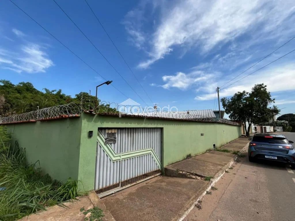 CASA COM 4 QUARTOS NO JARDIM AMERICA COM PISCINA