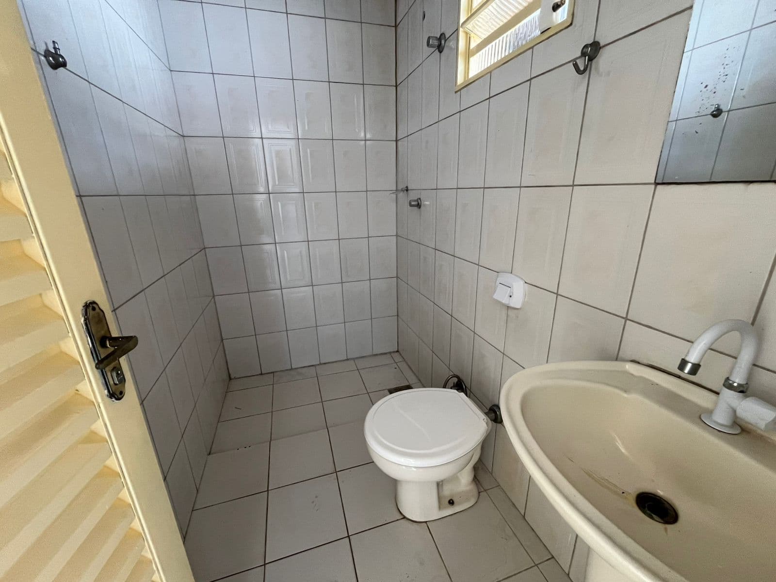 CASA COMERCIAL NA AVENIDA VILA CANÃA