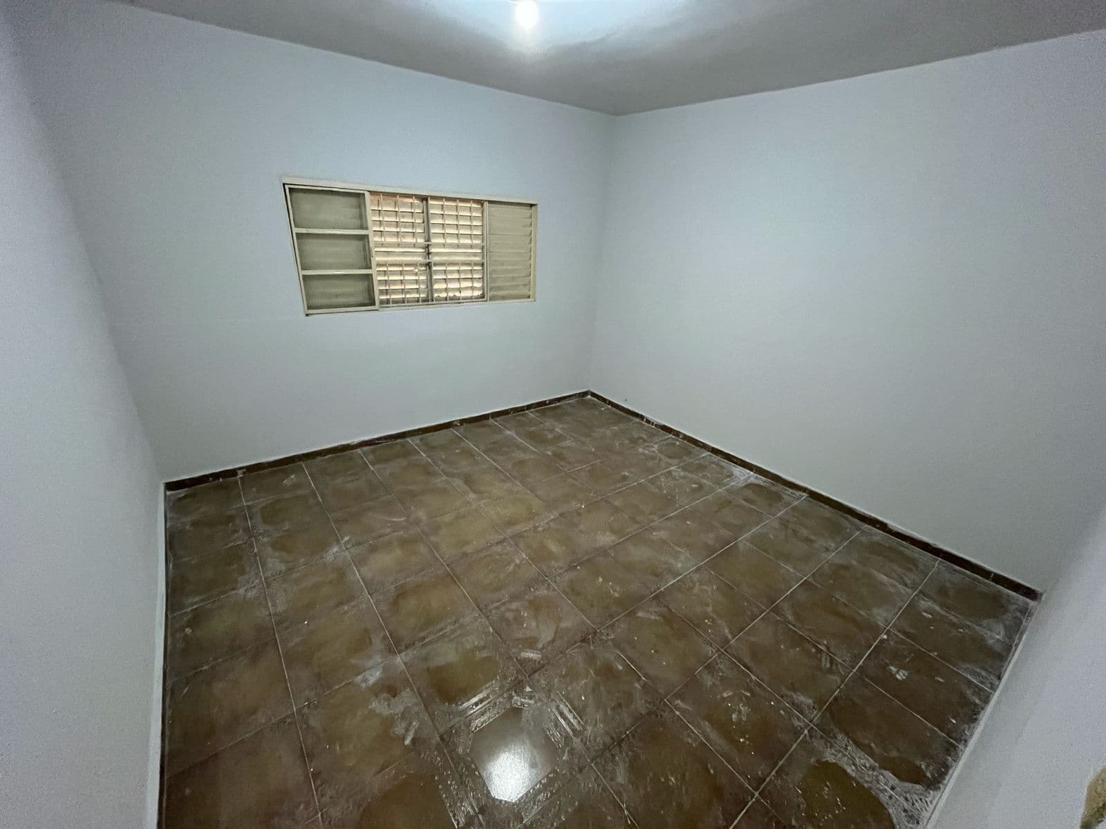 CASA 02 QUARTOS SENDO 1 SUITE VILA MORAIS