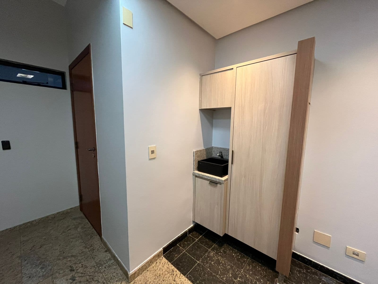 SALA PARA CONSULTORIO NO SETOR MARISTA