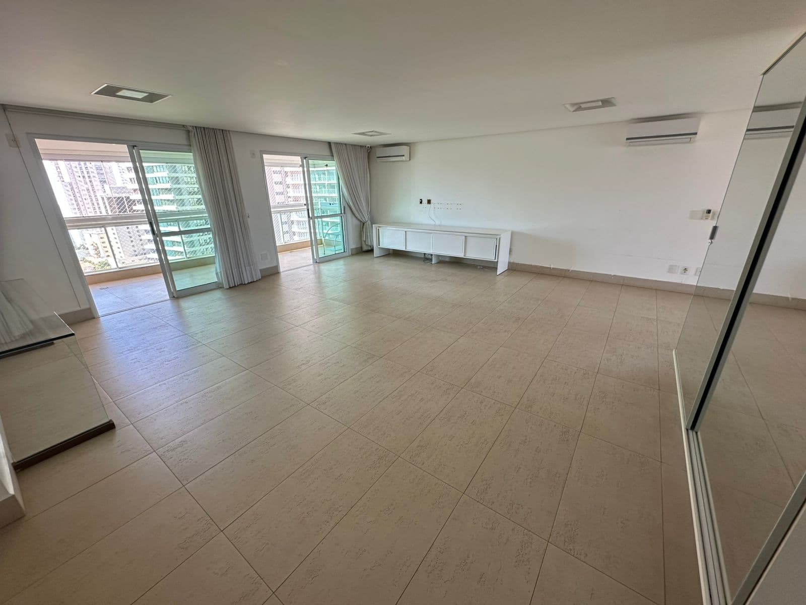 APARTAMENTO 4 SUITES RESIDENCIAL SOL DE LA PLAZA