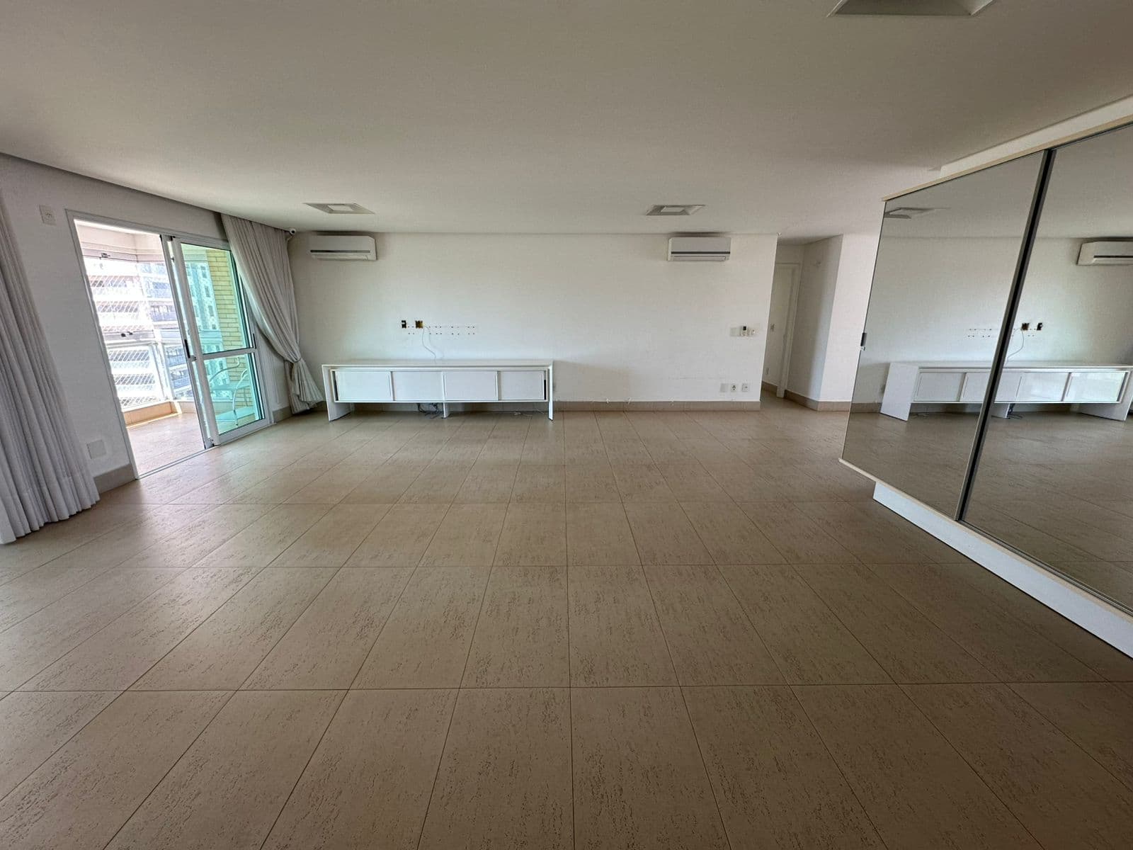 APARTAMENTO 4 SUITES RESIDENCIAL SOL DE LA PLAZA