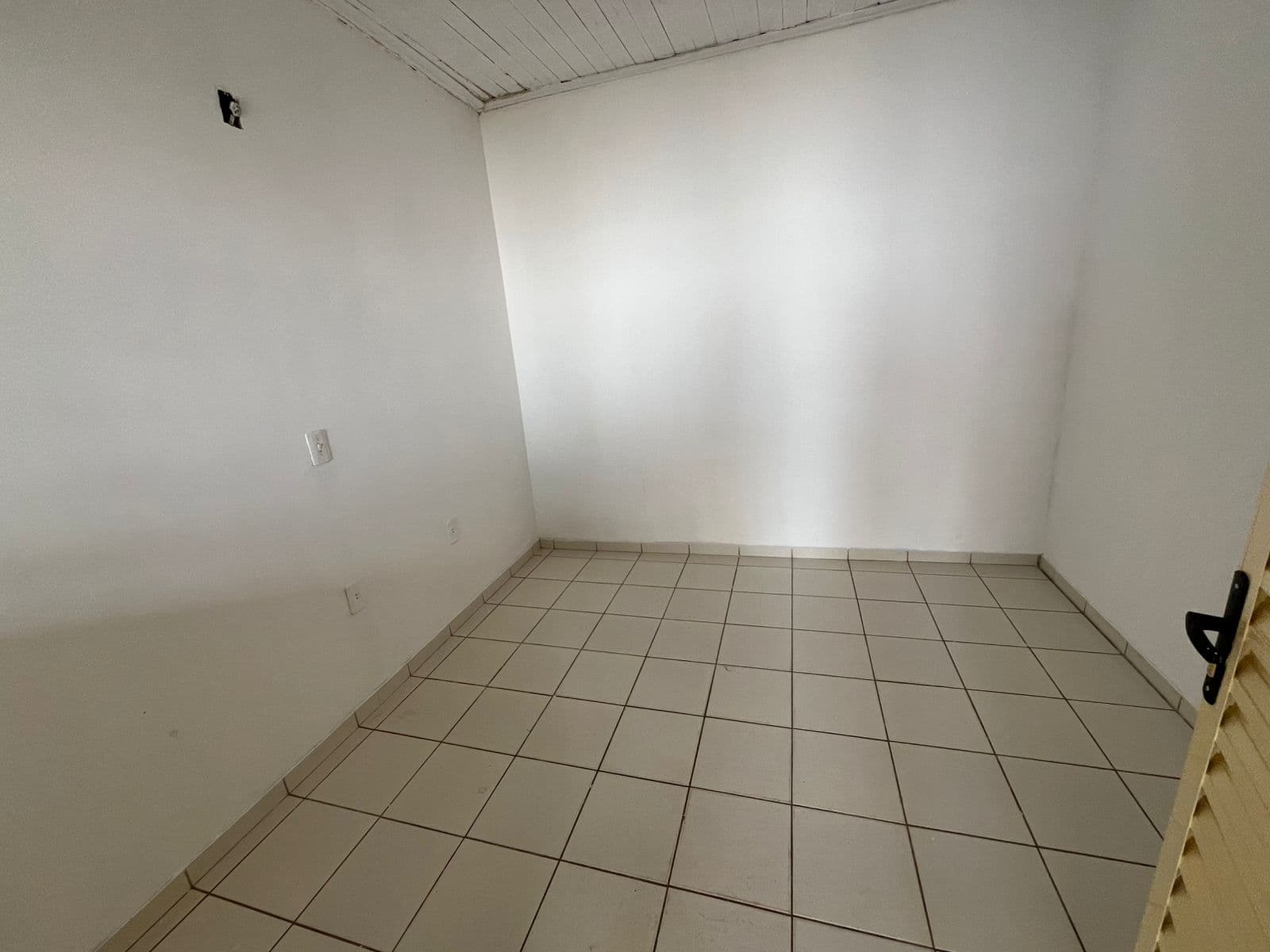CASA COMERCIAL NA AVENIDA VILA CANÃA