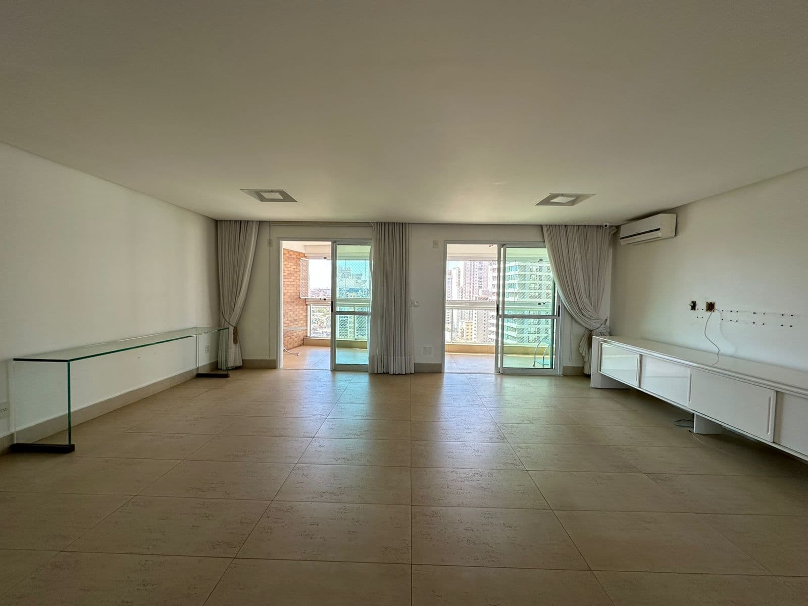 APARTAMENTO 4 SUITES RESIDENCIAL SOL DE LA PLAZA