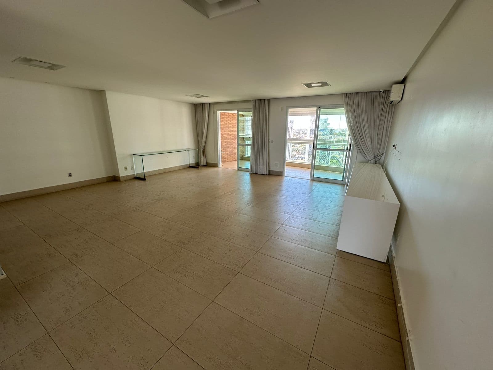 APARTAMENTO 4 SUITES RESIDENCIAL SOL DE LA PLAZA
