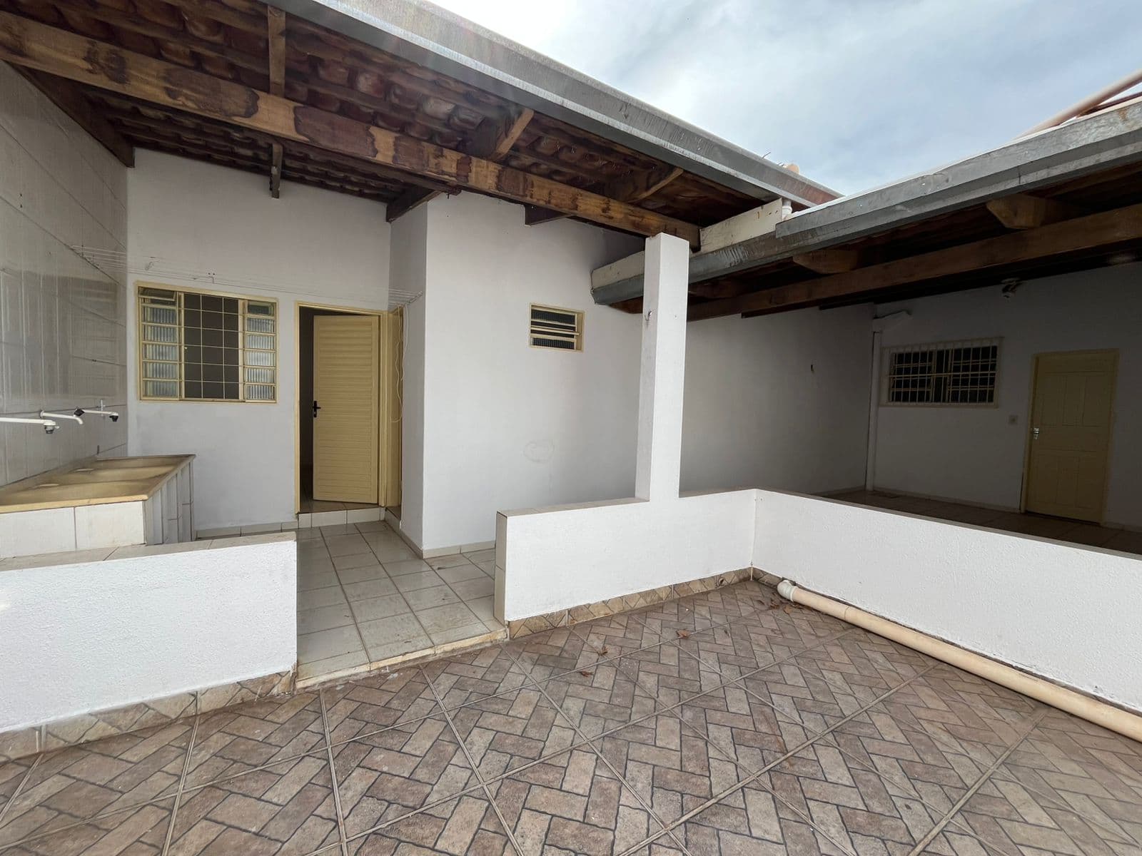 CASA COMERCIAL NA AVENIDA VILA CANÃA
