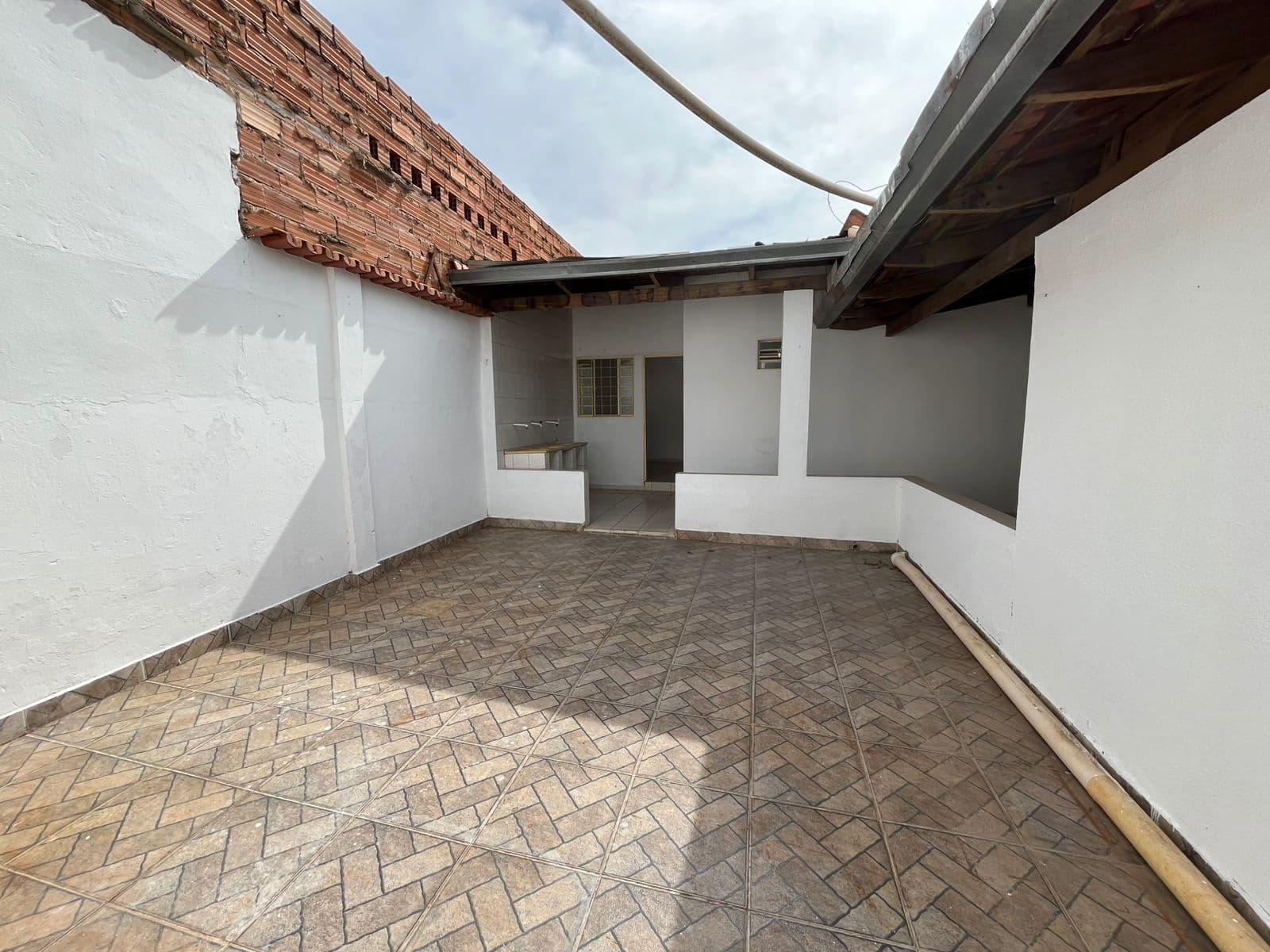 CASA COMERCIAL NA AVENIDA VILA CANÃA