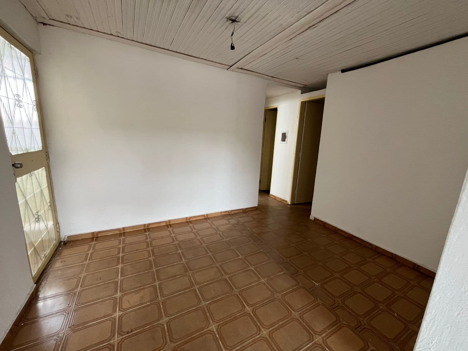 CASA COMERCIAL NA AVENIDA VILA CANÃA