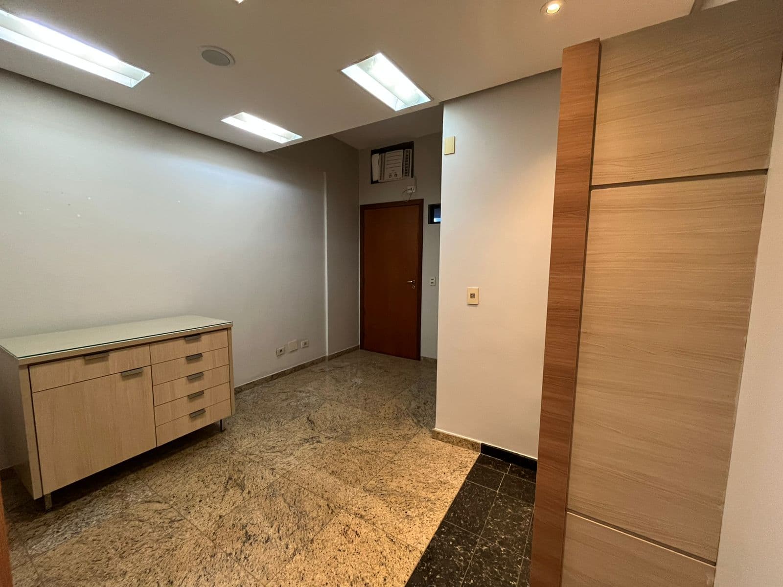 SALA PARA CONSULTORIO NO SETOR MARISTA