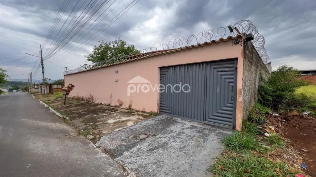 CASA TÉRREA - 300M² DE ÁREA PRIVATIVA - BAIRRO DAS INDÚSTRIAS - SENADOR CANEDO/GO