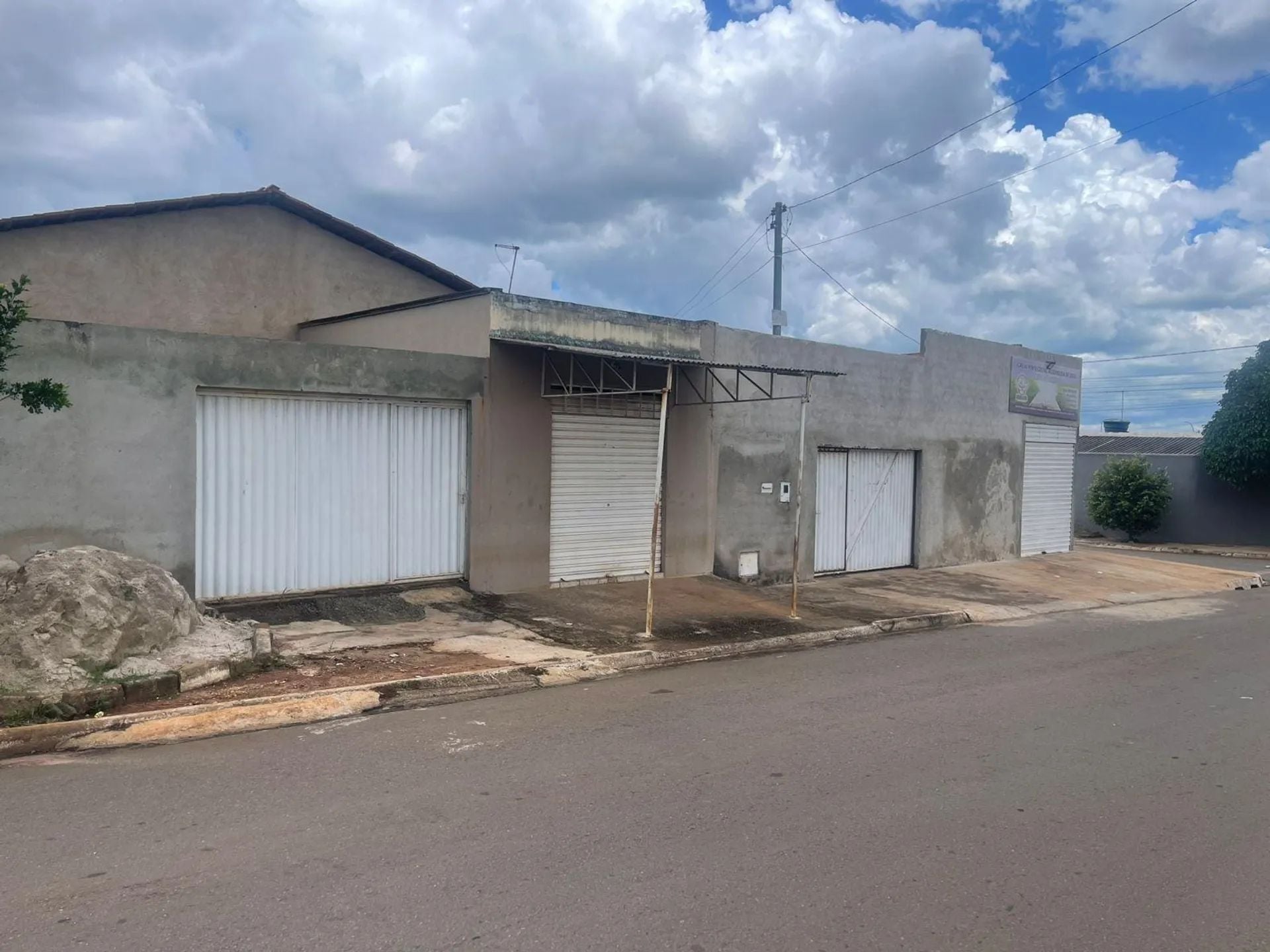 LOTE DE 300m² COM 2 CASAS E 2 SALAS COMERCIAIS - SÃO FRANCISCO II - SENADOR CANEDO/GO