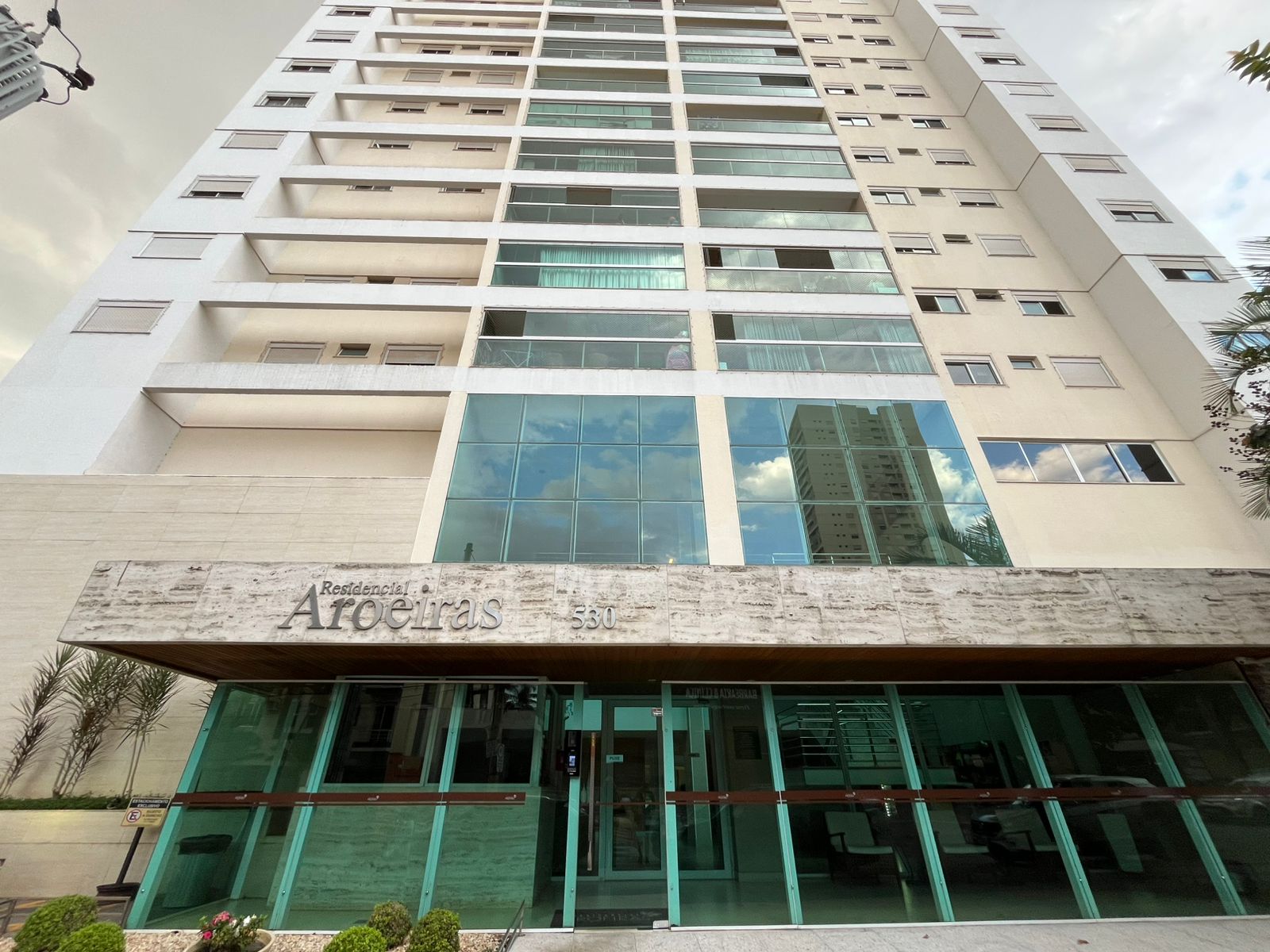 APARTAMENTO MOBILIADO 3 SUITES NO RESIDENCIAL AROEIRAS  SETOR BUENO