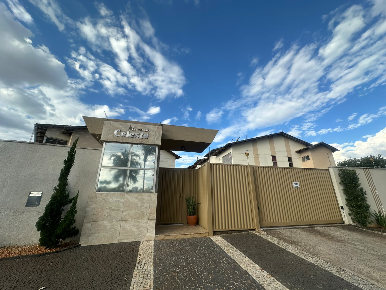 SOBRADO 3 SUITES RESIDENCIAL CELESTE NO JARDIM GOIAS