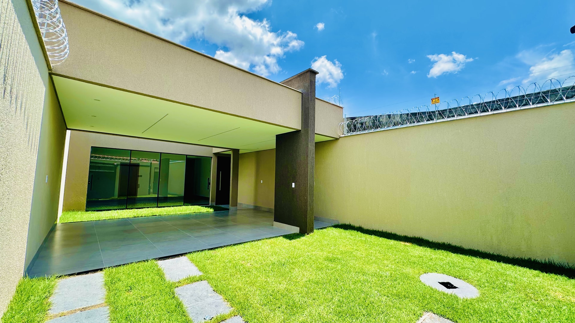 Casa Térrea 3 Quartos com Suíte Próxima ao Buriti Shopping