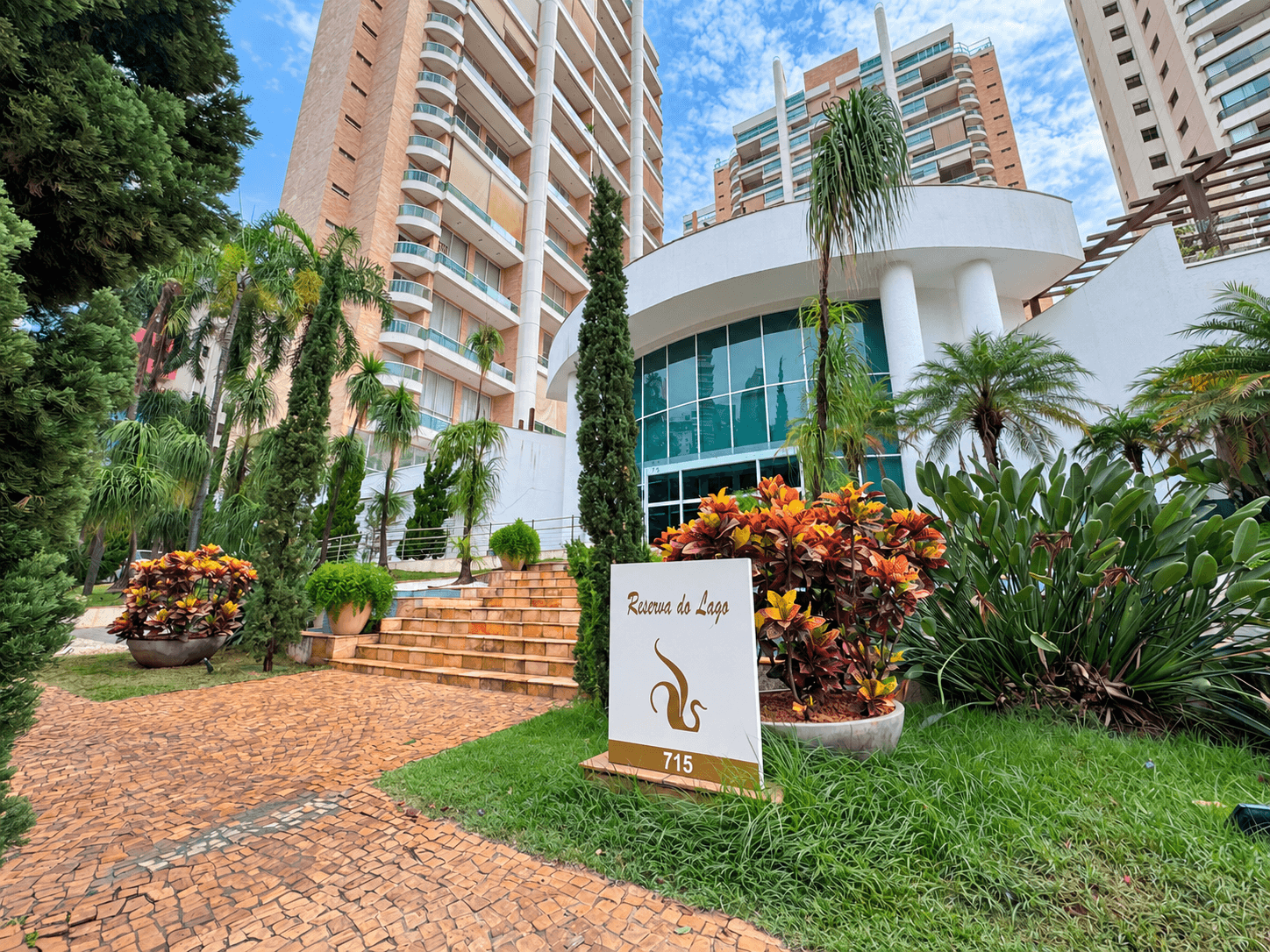 APARTAMENTO 3 SUITES EM FRENTE AO VACA BRAVA RESIDENCIAL RESERVA DO LAGO
