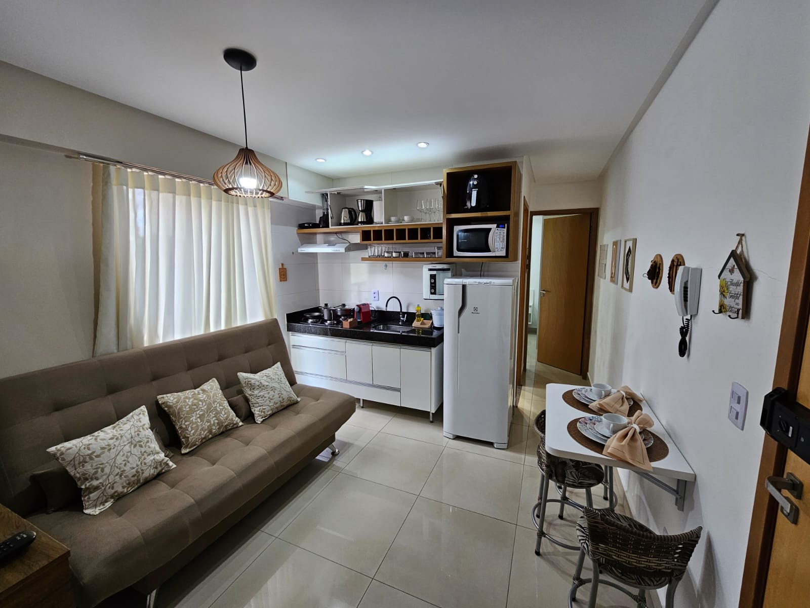 APARTAMENTO MOBILIÁDO DE 02 QUARTOS, JARDIM GOIÁS.