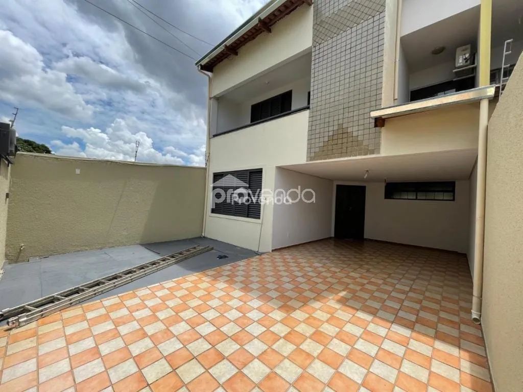 SOBRADO - 4 QUARTOS (1 SUÍTE) - ÁREA 168m² - JARDIM GOIÁS - GOIÂNIA/GO