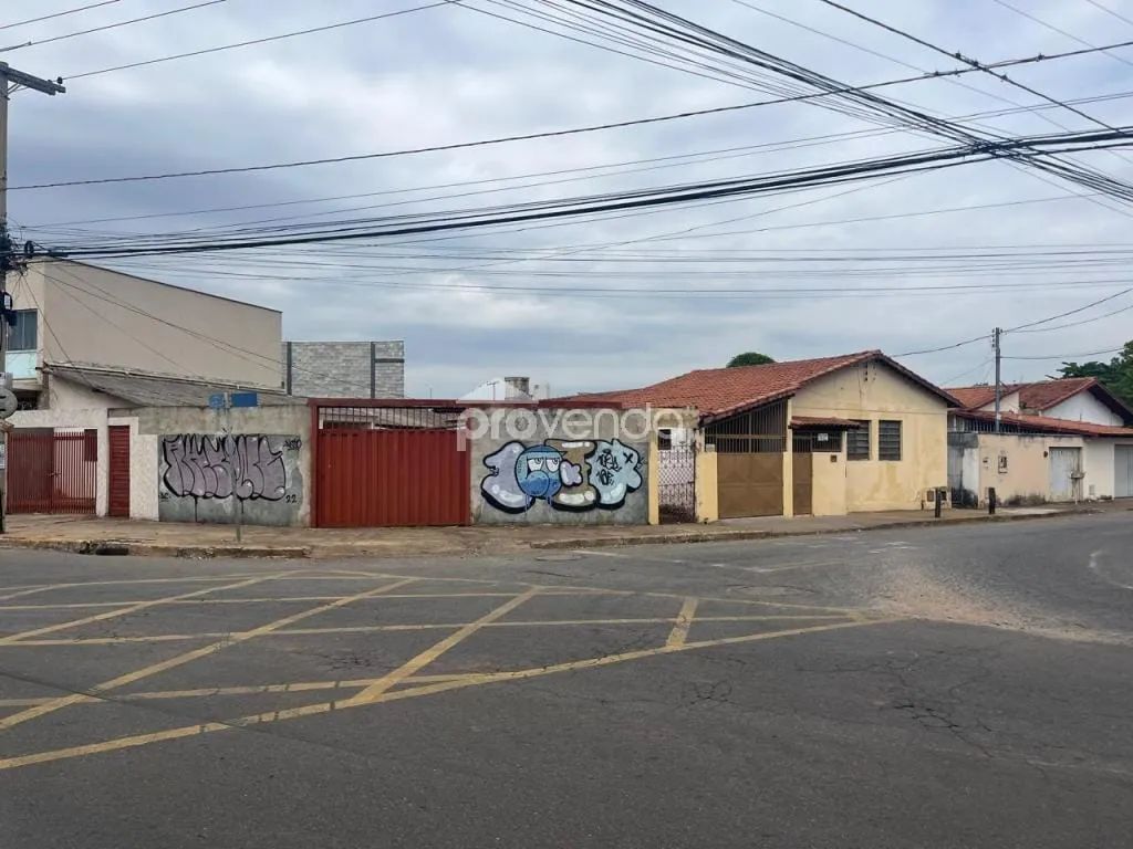 TERRENO COM 560M² - ÁREA EDIFICADA DE 183M² - SETOR COIMBRA - GOIÂNIA/GO