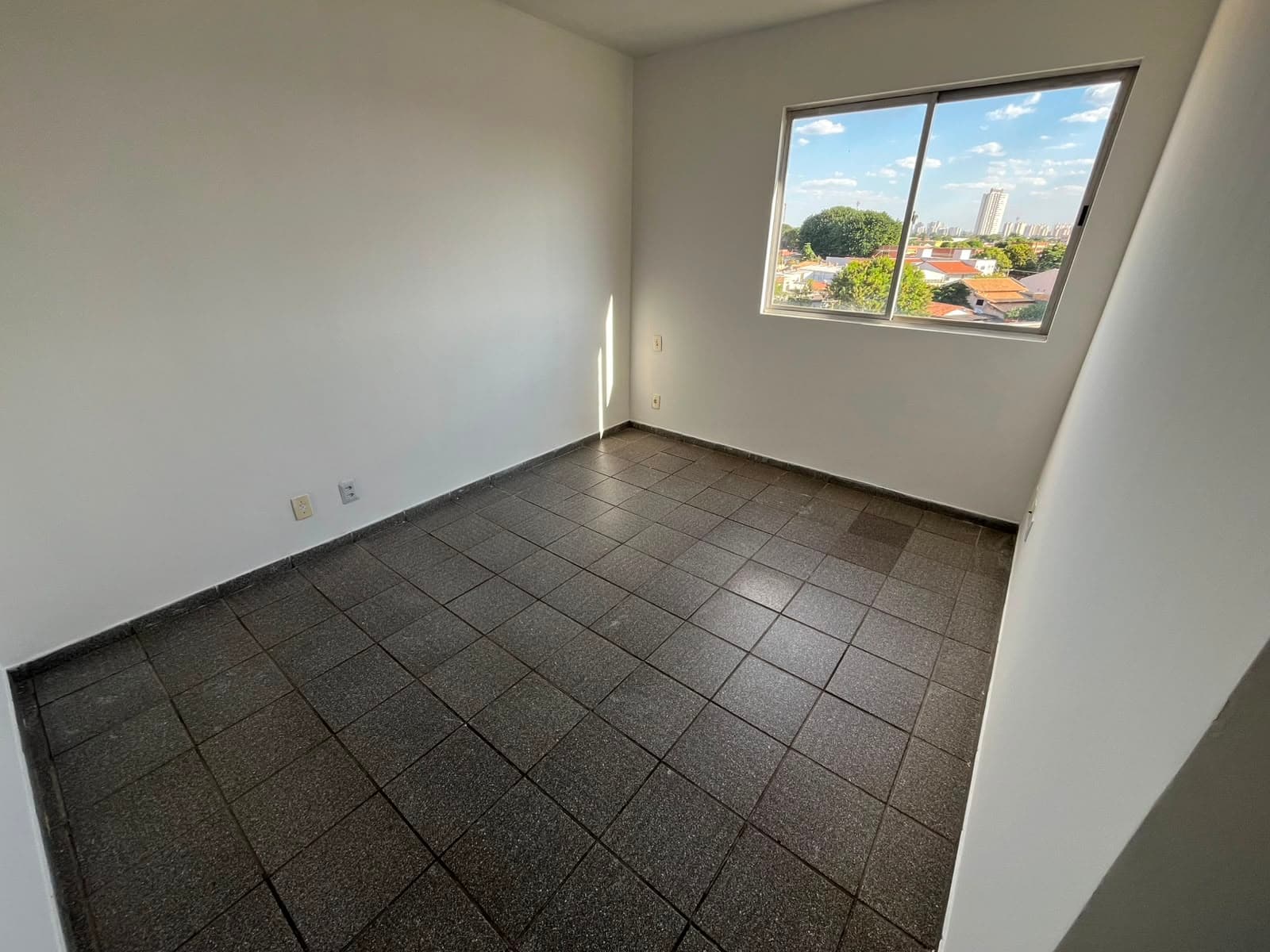 APARTAMENTO DE 02 QUARTOS, CIDADE JARDIM.