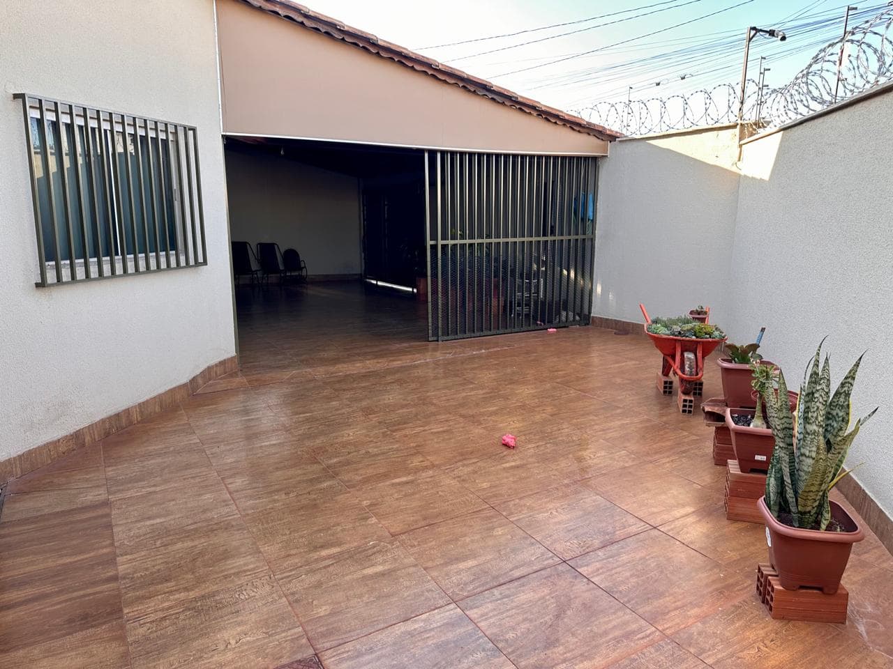 Casa de Esquina Reformada | 3 Quartos com Suíte | 180m² Construídos | Setor Santos Dumont | R$ 499 Mil