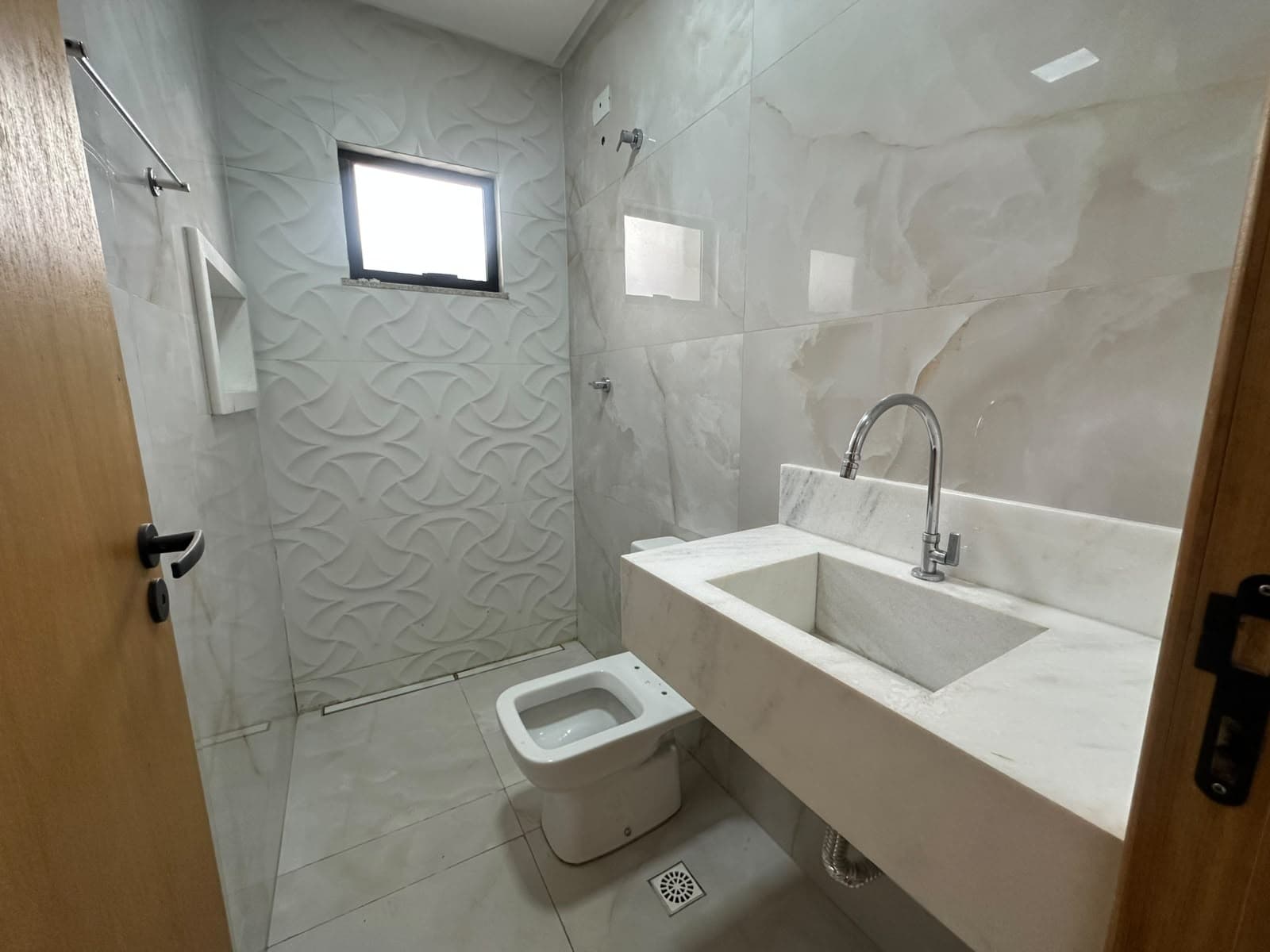 CASA 03 QUARTOS SENDO 1 SUITE NO JARDIM ALTO PARAÍSO EM AP DE GOIÂNIA