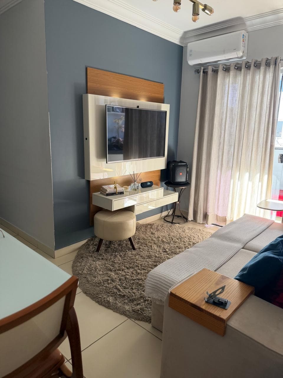 Apartamento 2/4 sendo uma suíte.