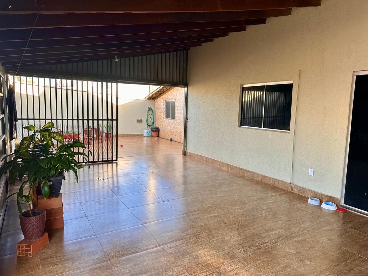 Casa de Esquina Reformada | 3 Quartos com Suíte | 180m² Construídos | Setor Santos Dumont | R$ 499 Mil