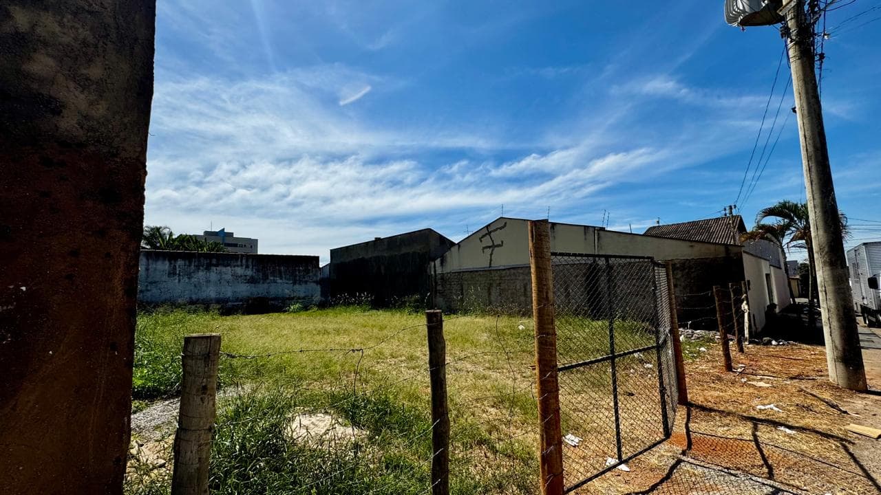 LOTE A VENDA SETOR VILA MARINA , PROXIMO AO SHOPPING BURITI .