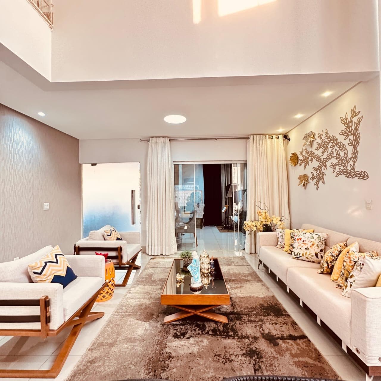 Sobrado 360 m2 de lote, 276 m2 de construção quadrados com 3 quartos em Jardins Madri - Goiânia - GO