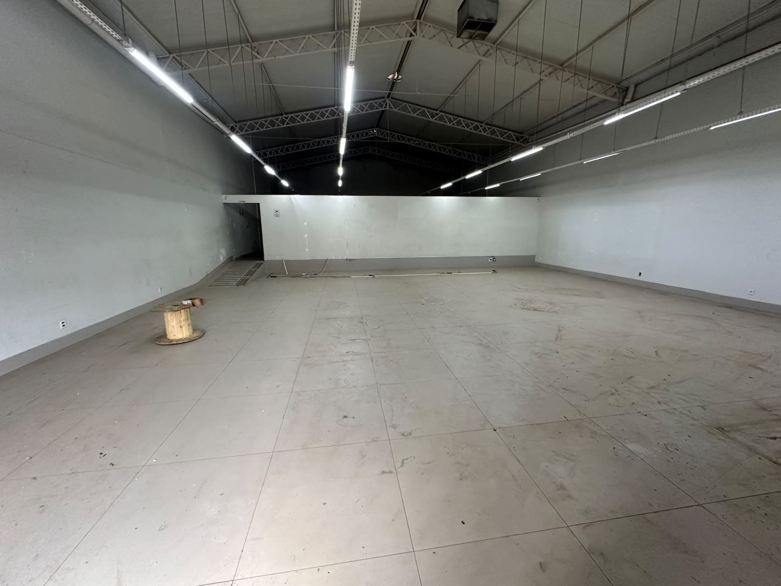 LOJA COMERCIAL DE 400M² NA AVENIDA CESTELO BRANCO