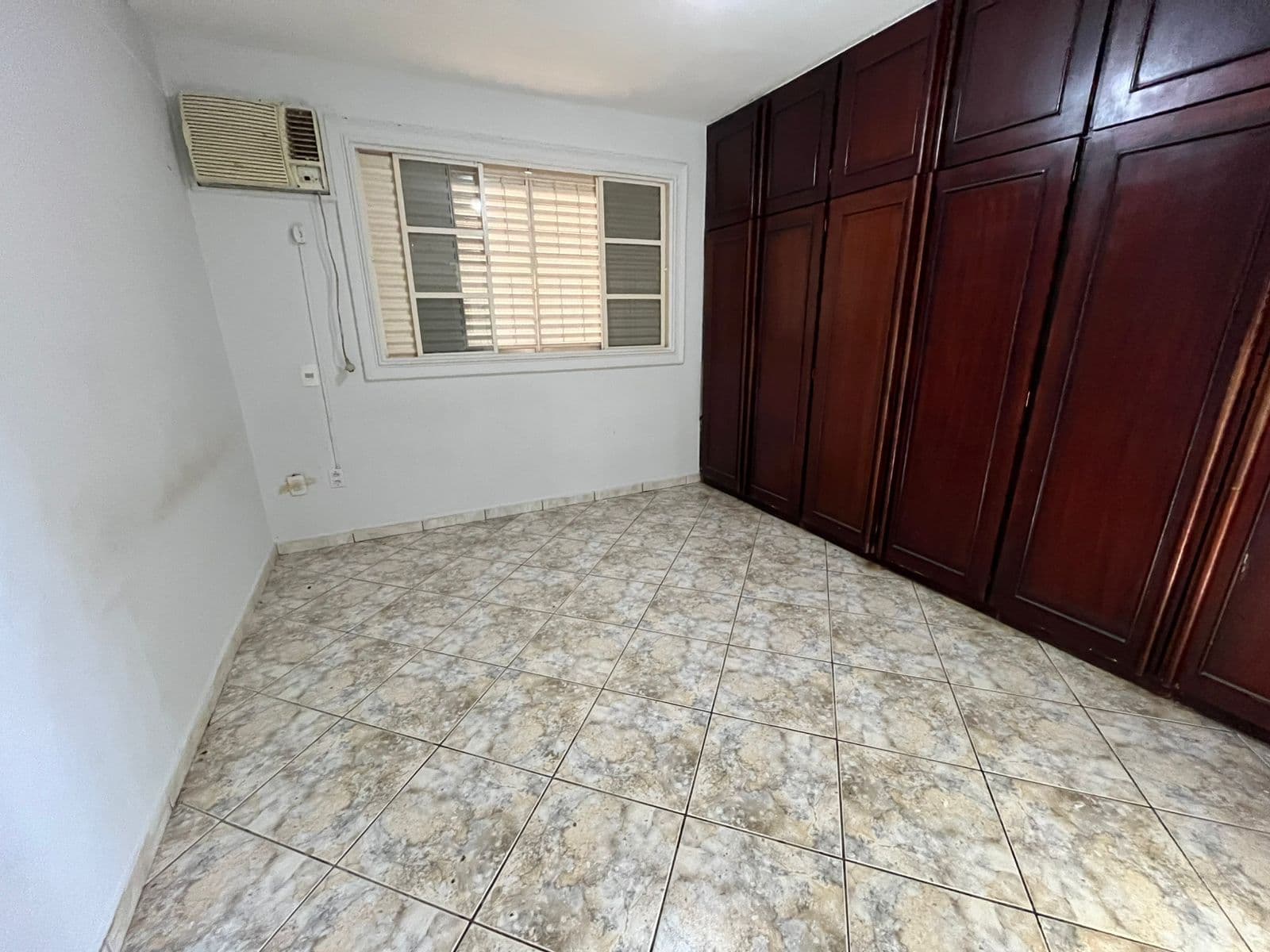 UM TERRENO COM DUAS CASAS 5.600M² VILA MORAIS GOIÂNIA GO