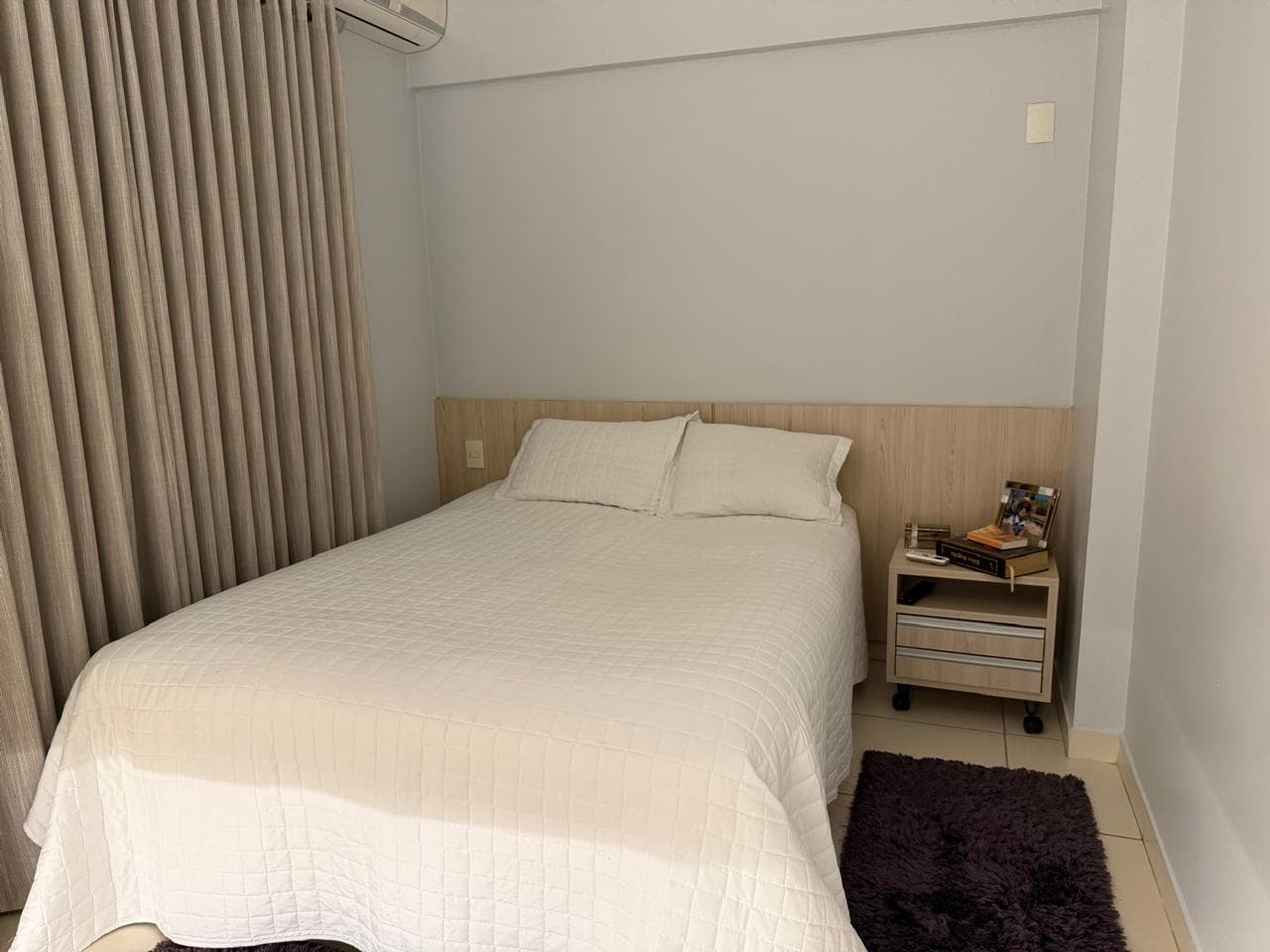 Apartamento 2/4 sendo uma suíte.