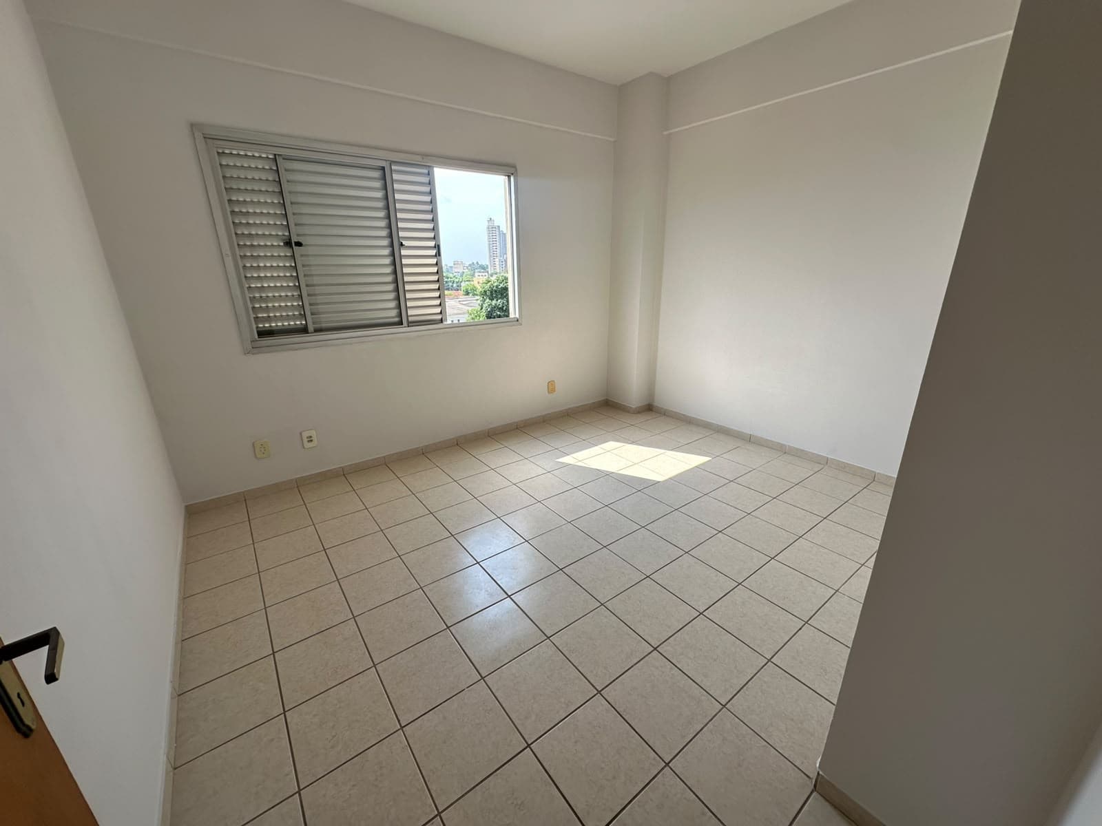 APARTAMENTO DE 01 QUARTO ED JOSE FARIAS FILHO NO SETOR LESTE UNIVERSITÁRIO.