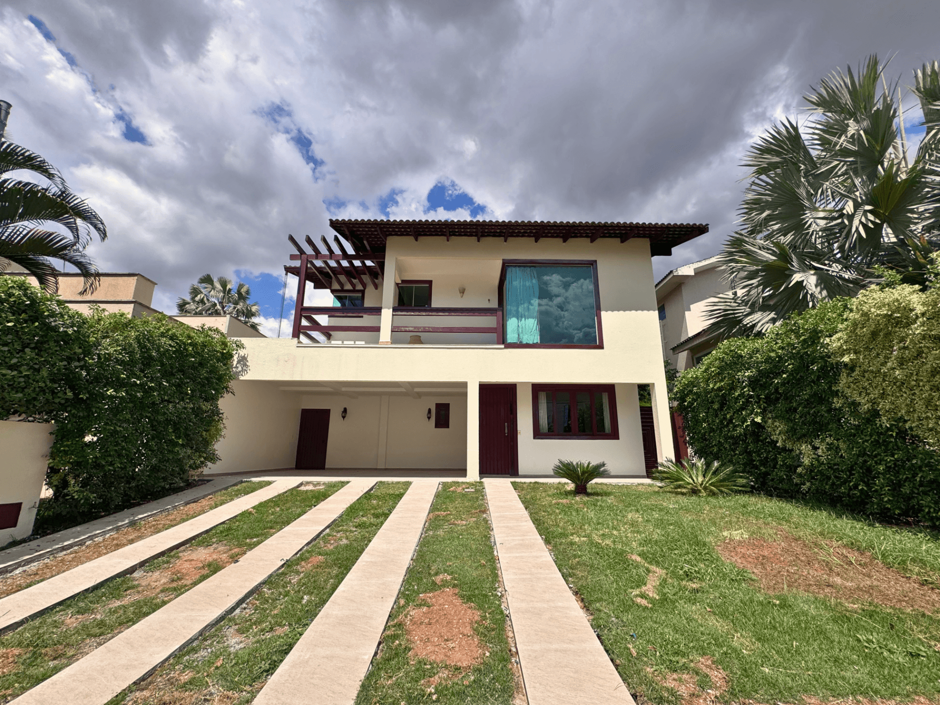 SOBRADO - 4 QUARTOS (3 SUÍTES) - ÁREA 300m² - JARDINS MADRI - GOIÂNIA/GO