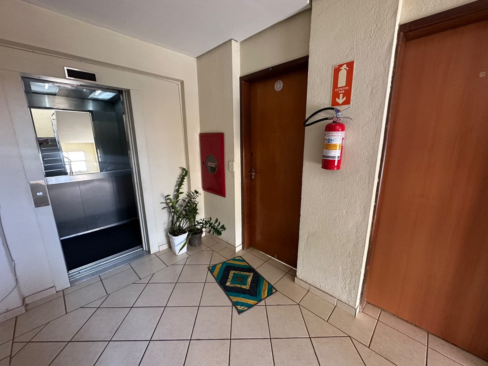 APARTAMENTO DE 01 QUARTO ED JOSE FARIAS FILHO NO SETOR LESTE UNIVERSITÁRIO.