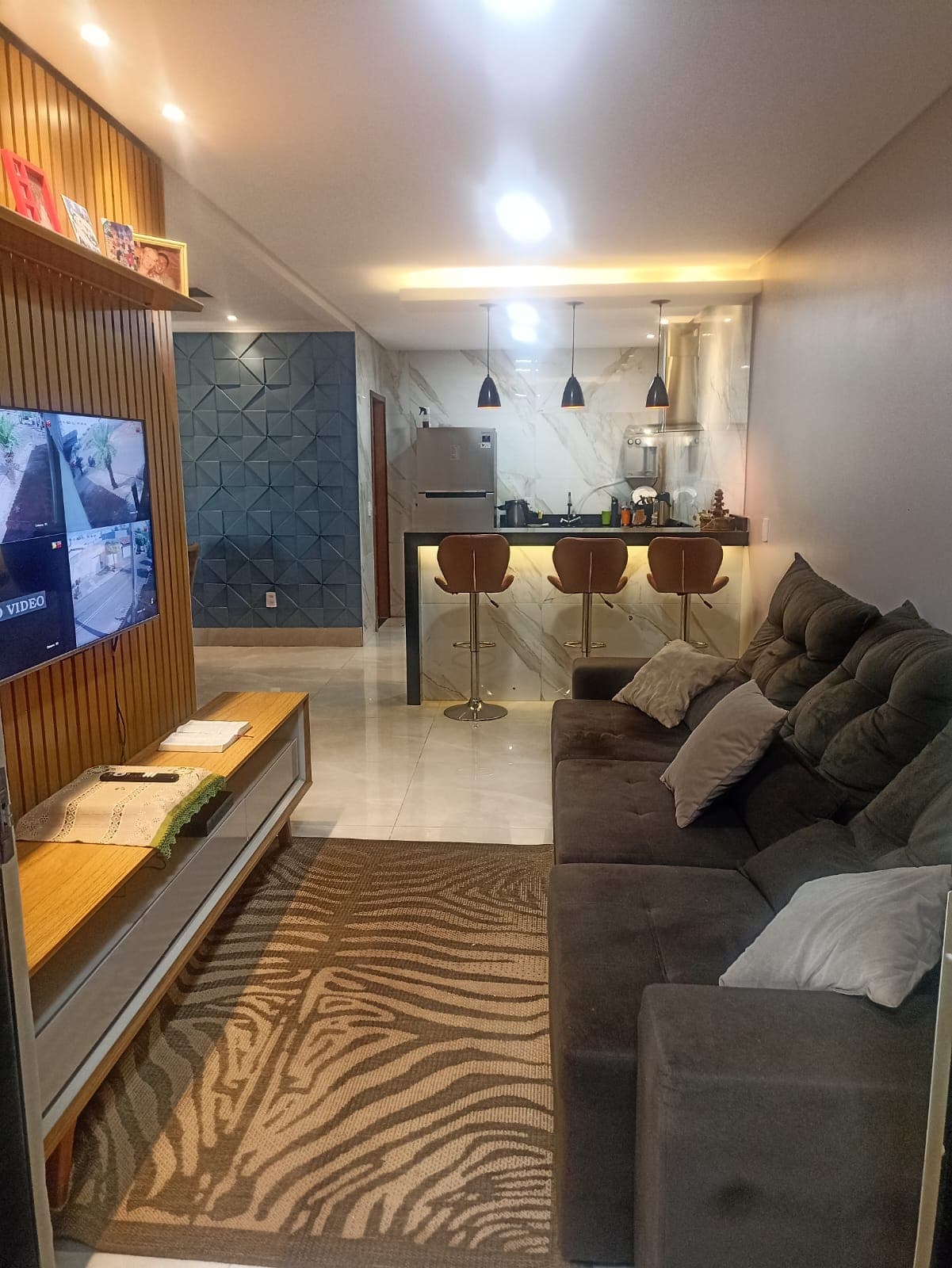 Casa de Esquina Reformada | 3 Quartos com Suíte | 180m² Construídos | Setor Santos Dumont | R$ 499 Mil