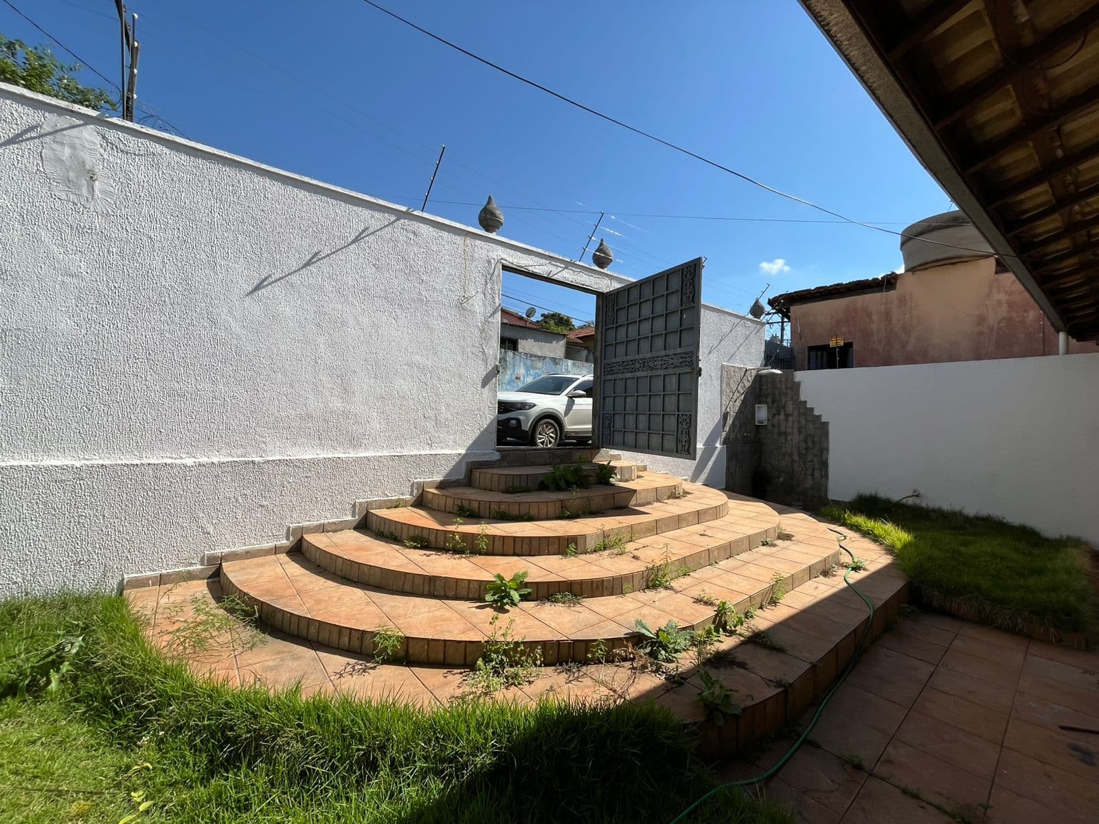 UM TERRENO COM DUAS CASAS 5.600M² VILA MORAIS GOIÂNIA GO