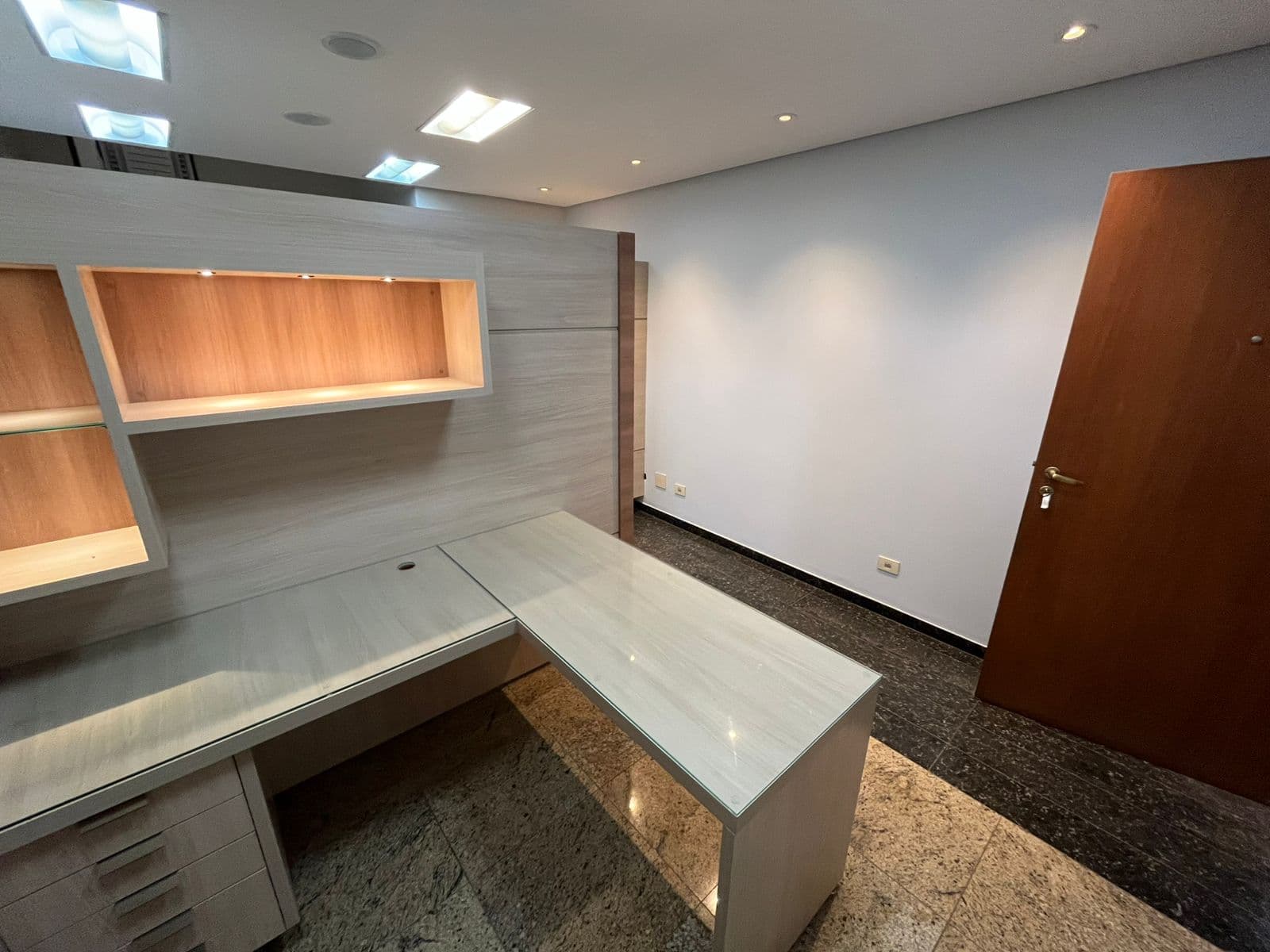 SALA PARA CONSULTORIO NO SETOR MARISTA
